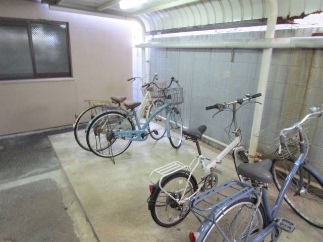 自転車はこちらへ