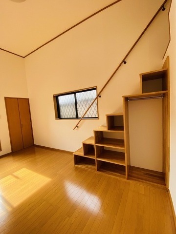 階段の下は収納になっています。
