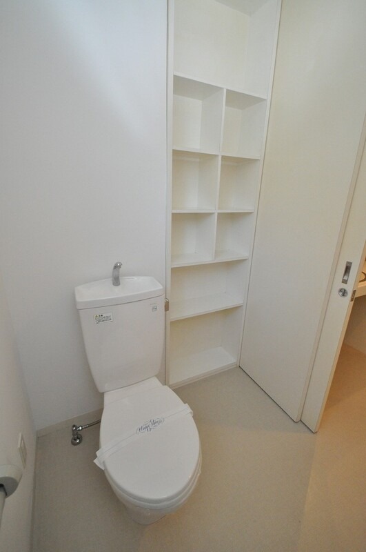 トイレ収納完備。