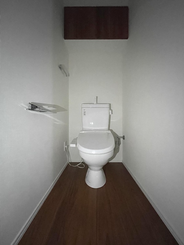 トイレ収納完備。