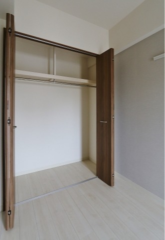 棚付きでたっぷり収納出来ますね