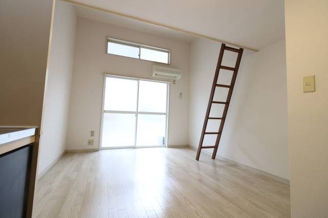 ロフトがあり広々と活用できるお部屋です