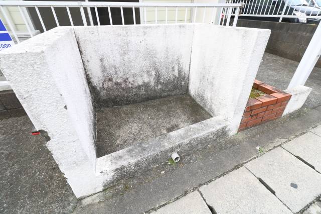 敷地内ゴミ置き場です