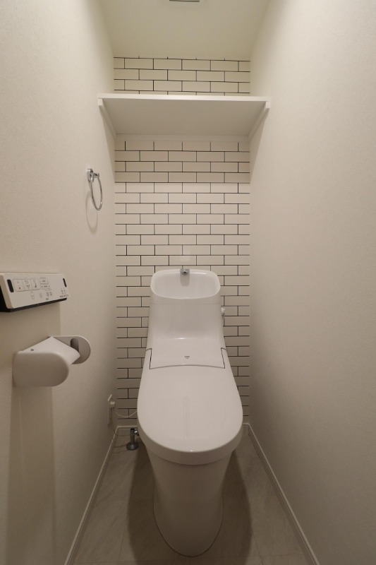 かわいい壁紙が特徴のトイレ空間です