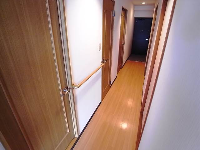こちら玄関からリビングまでの通路でございます