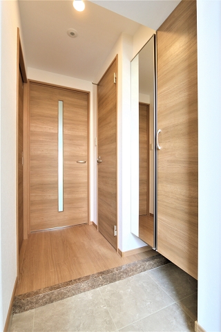 オシャレな玄関で広々としています