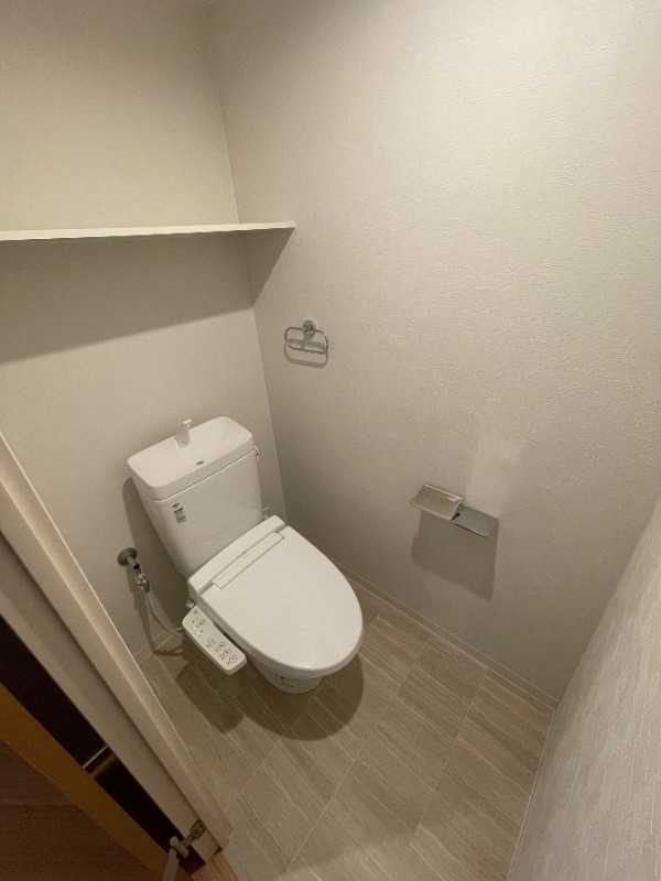 トイレ収納完備。