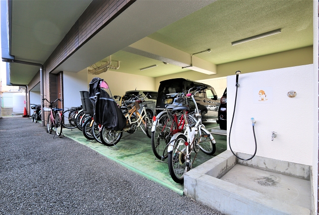 駐輪場横にペットの足洗い場があります