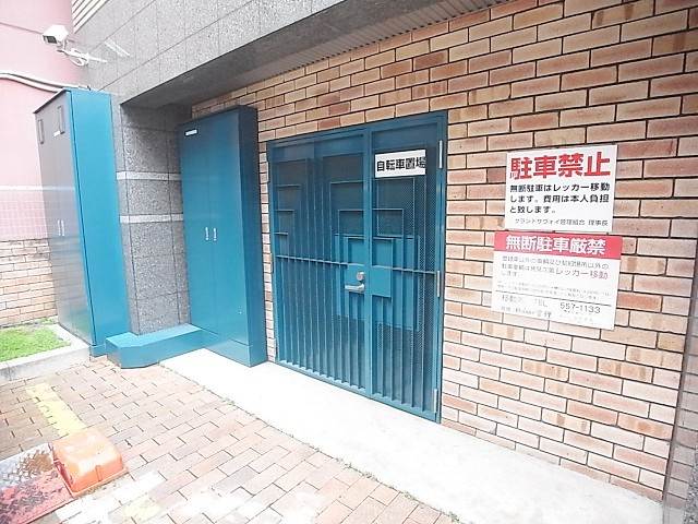 自転車置き場も鍵付きで安心ですね