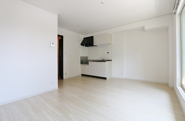 白＆クリーム色の明るいお部屋です