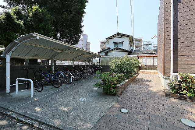 屋根付き駐輪場付きです