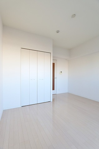 白基調の明るいお部屋です