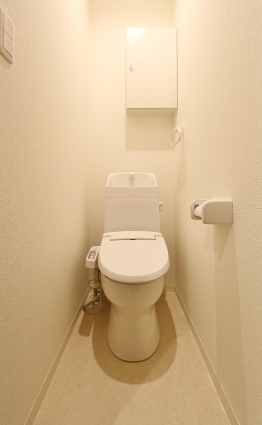 収納棚付きで清潔感あるトイレです