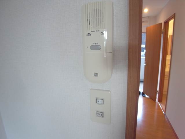 インターホンで来客確認できます。