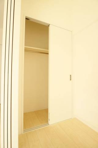 かさばりやすいお洋服もたっぷり収納可能です