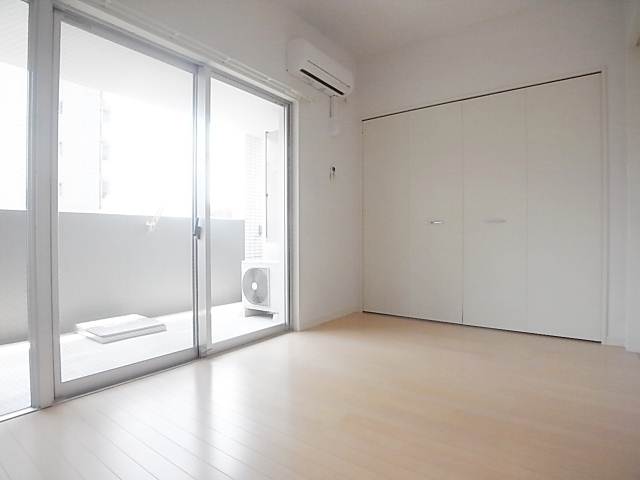 窓が大きく明るいお部屋です