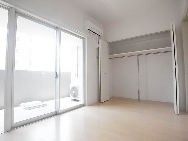 壁一面収納でお部屋が広く使えますよ