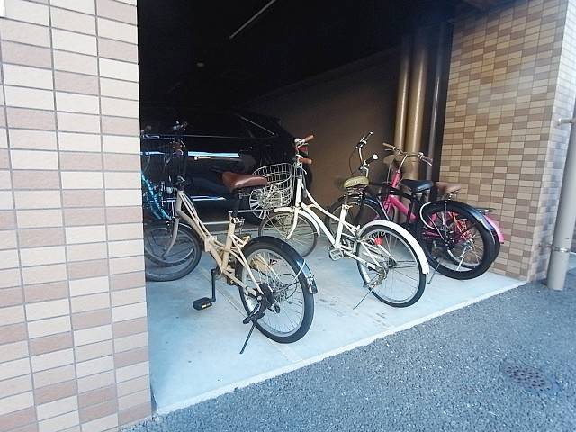 屋根付き駐輪場あります