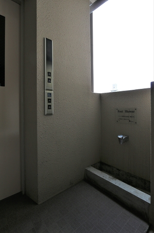 各階のエレベータの所にペットの足洗い場があります