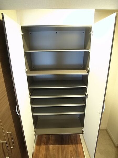 シューズ収納も完備。