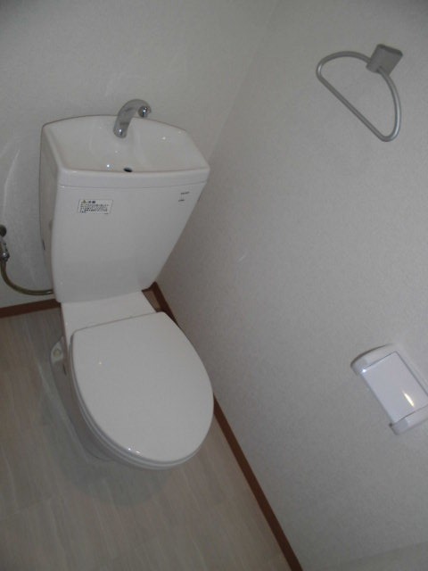 清潔感のあるトイレですね
