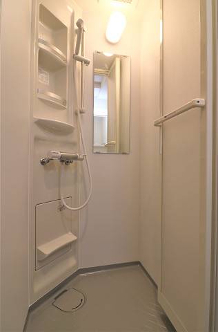 シャンプーなどを置ける棚があるので便利です