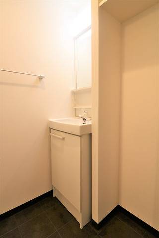 広い独立洗面台で朝の支度もばっちり