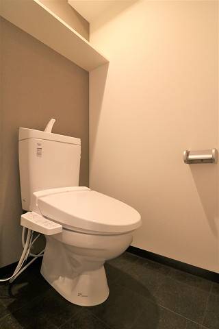 トイレの備品を収納するスペースもあります