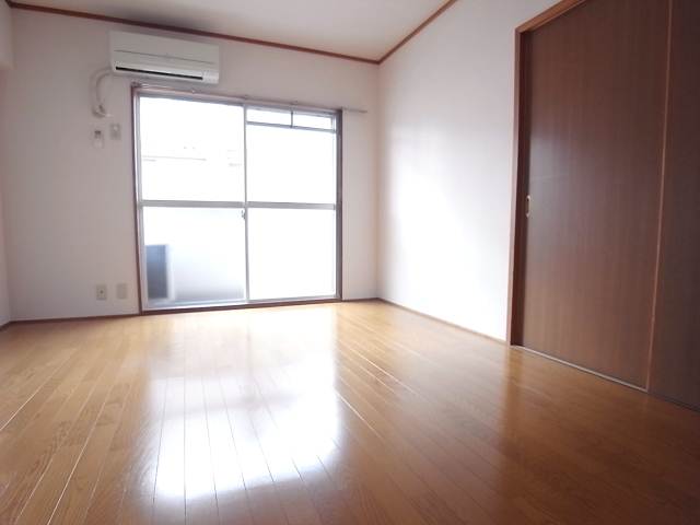 家具の配置がしやすいリビングですね