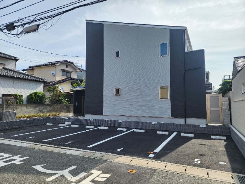 敷地内駐車場完備。