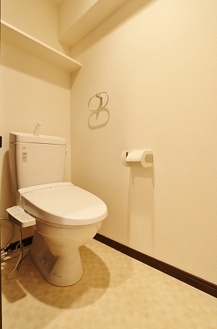 収納棚もウォシュレットも付いているトイレです