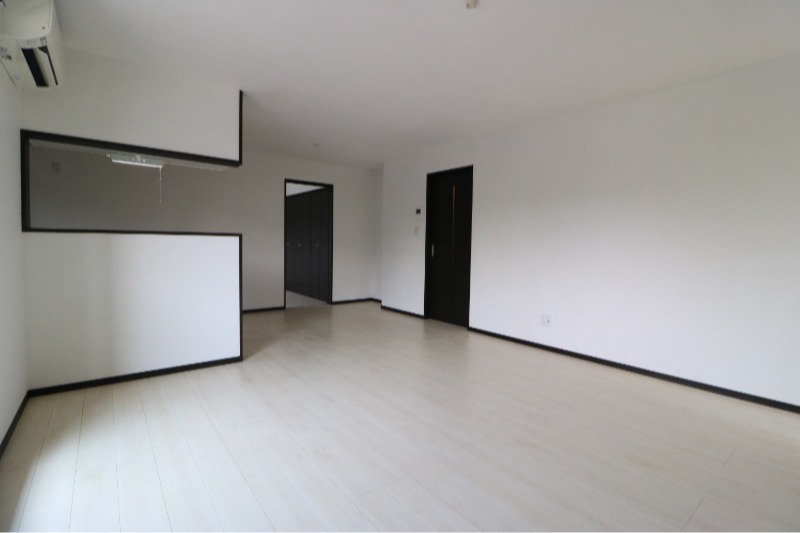 白を基調とした明るい雰囲気のお部屋です