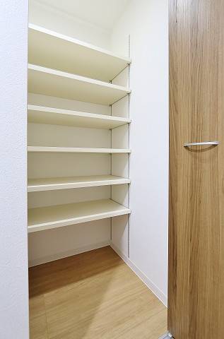 収納たっぷりシューズ棚です