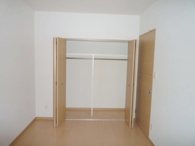 かさばりやすいお洋服もたっぷり収納できます