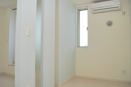 白基調で明るい雰囲気のお部屋ですね