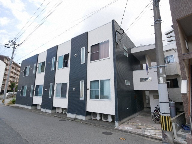 分かりやすい目立つ外観です