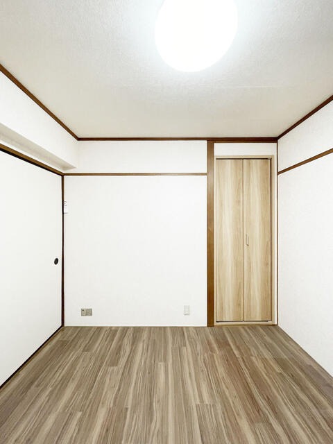 こちらは寝室にピッタリの洋室です