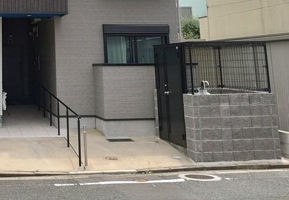 入口とゴミ置き場はこちらです