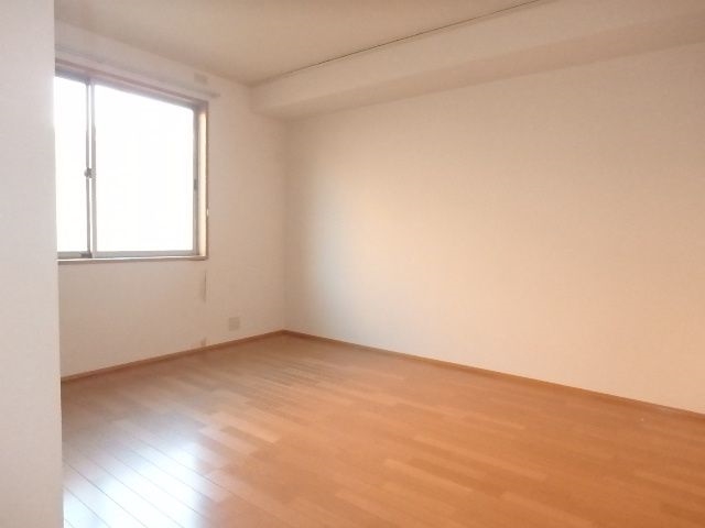 窓から日差しが差し込んで明るいですね