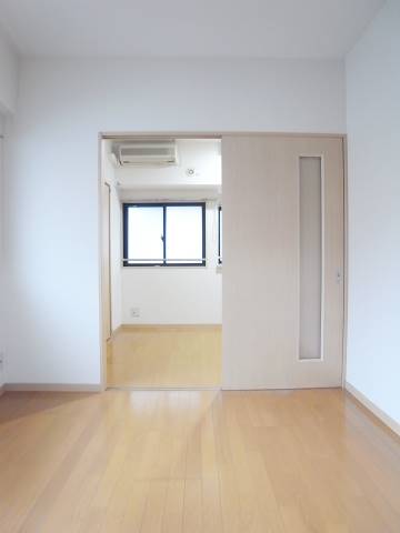 こちらは寝室にいかがでしょうか？？