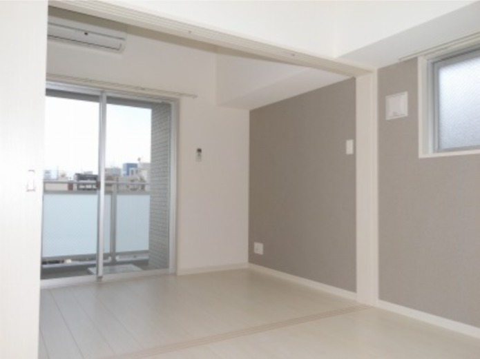白基調で明るい雰囲気のお部屋です