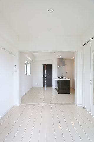 白基調の清潔感あるお部屋です