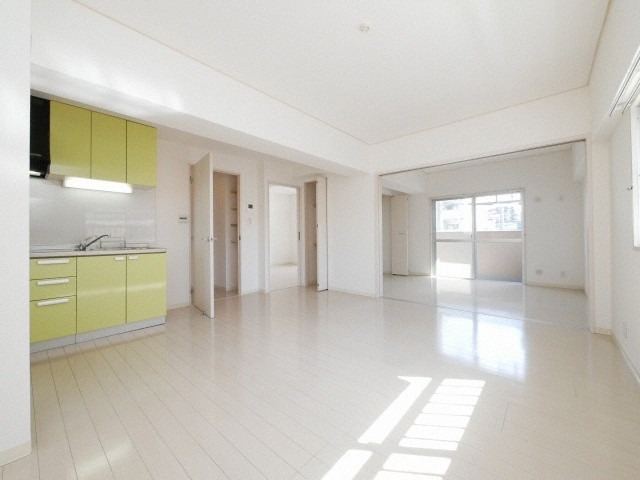 白基調で明るい雰囲気のお部屋です
