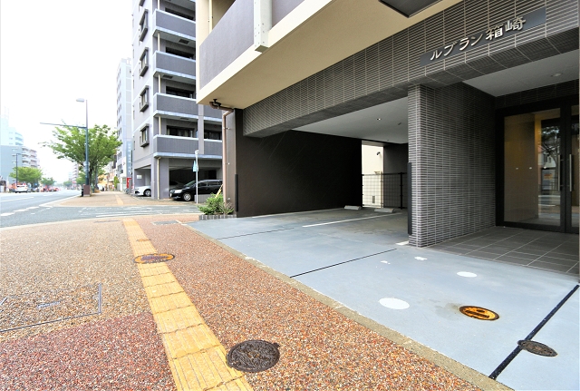 マンション1階部分に駐車場があります