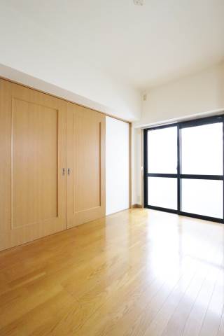 こちらは寝室にピッタリの洋室です