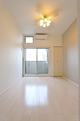 明るい白基調のお部屋です。