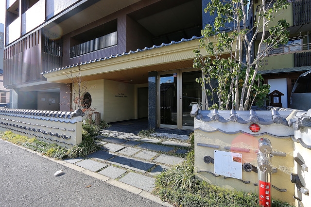 オシャレなエントランスでお出迎え