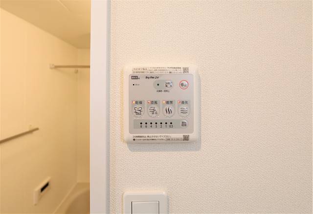 浴室乾燥機付きのバスルームです