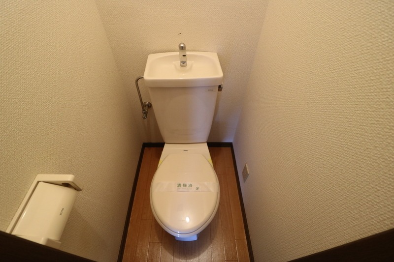 トイレは窓付きで清潔感も保てます