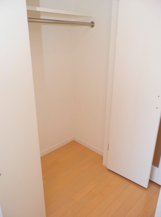 使い勝手を考えたサイドへ開く収納です